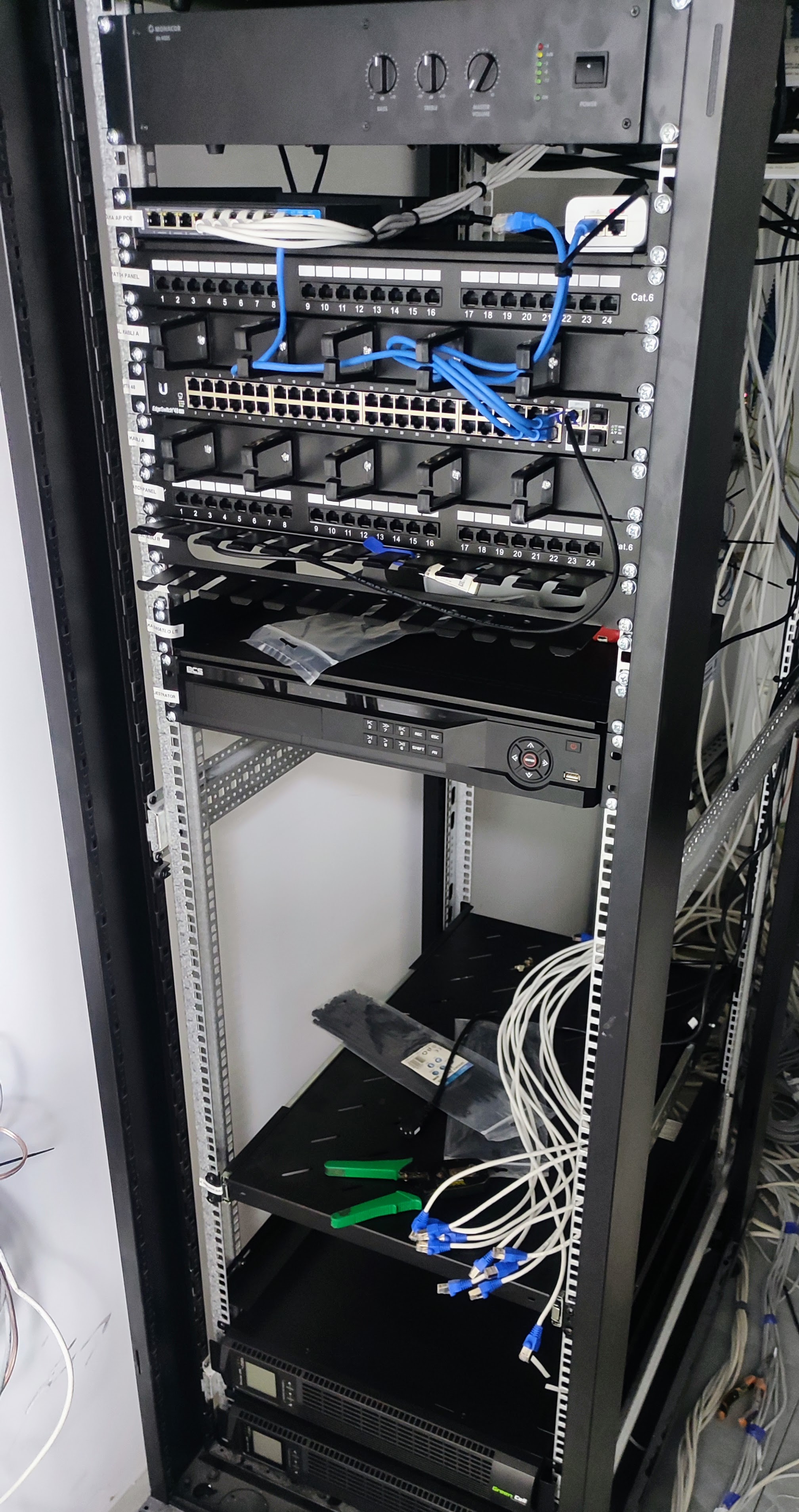 Szafa rack z rejestratorem, przełącznikami PoE i okablowaniem strukturalnym