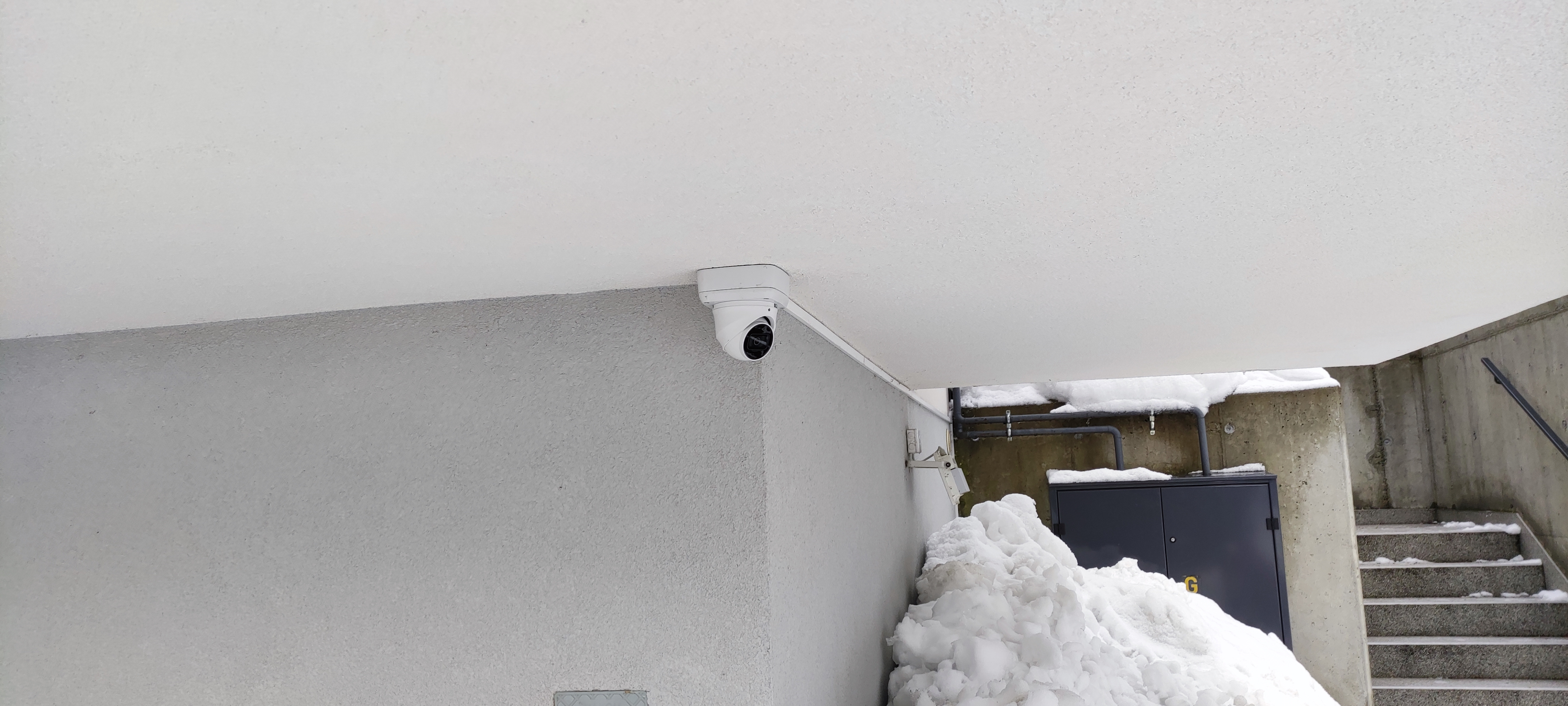 Kamera monitoringu zamontowana przy wejściu do obiektu