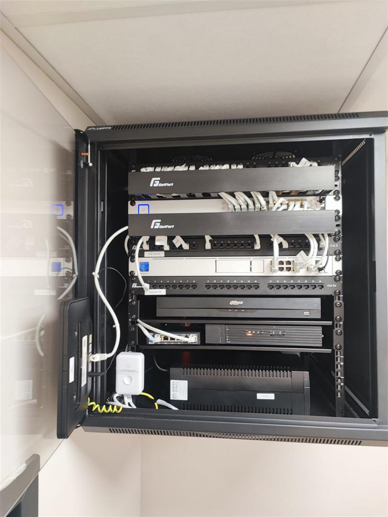 Kamera monitoringu i elementy instalacji zabezpieczeń w trakcie realizacji