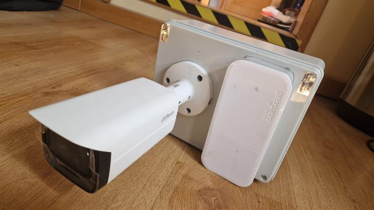 Przenośny alarm oparty o kamerę AI z dostępem LTE lub 5G