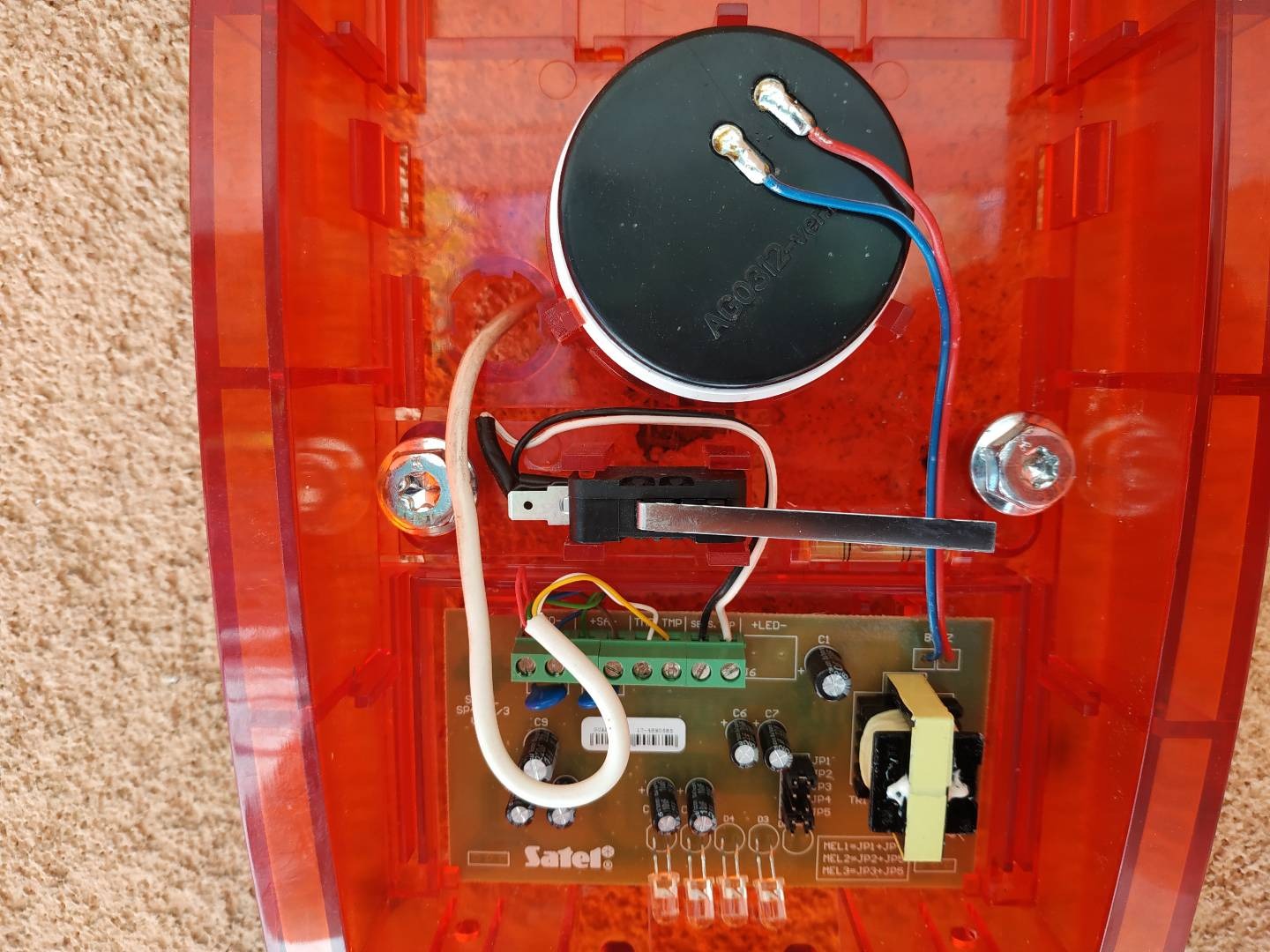 Otwarty sygnalizator alarmowy z elektroniką i przewodami – system alarmowy Satel