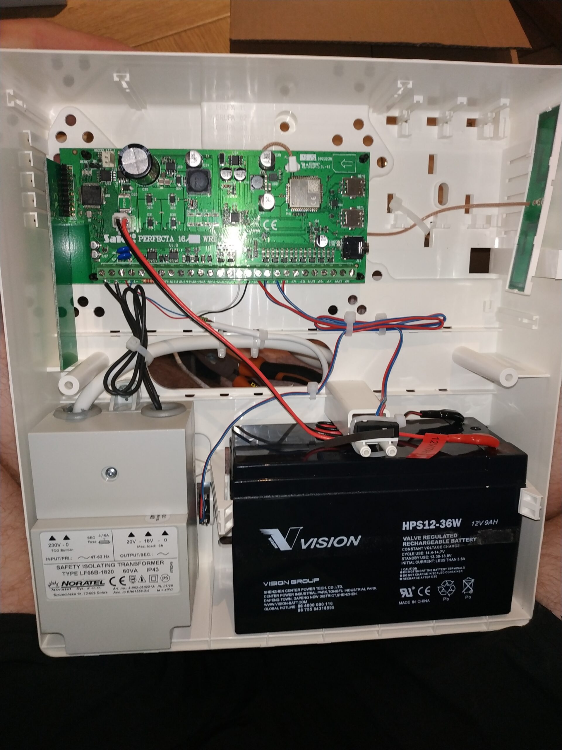 otwarta centrala alarmowa z płytą, modułami i akumulatorem – system alarmowy Satel