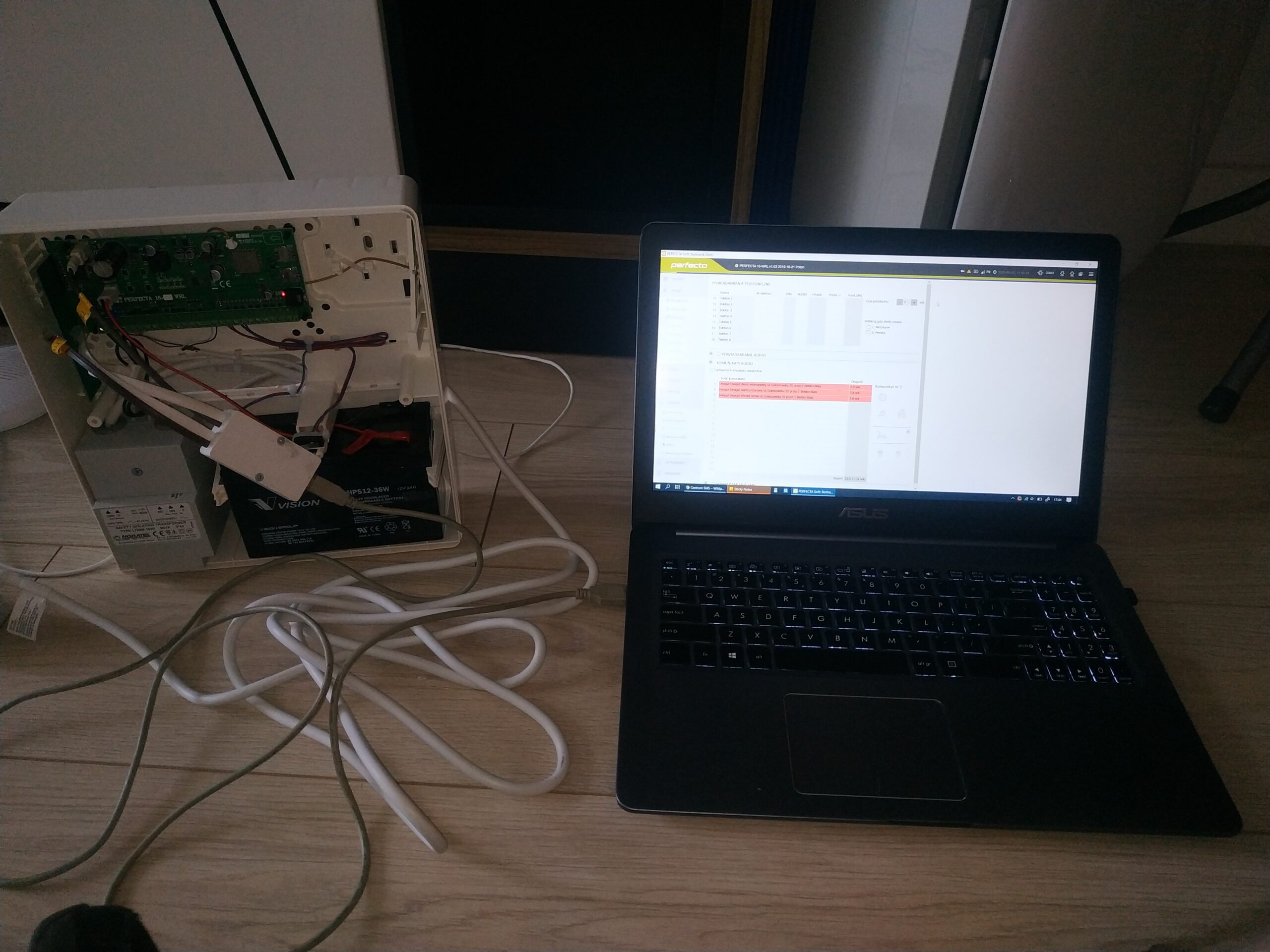 Laptop serwisowy podłączony do otwartej centrali alarmowej – konfiguracja systemu alarmowego Satel