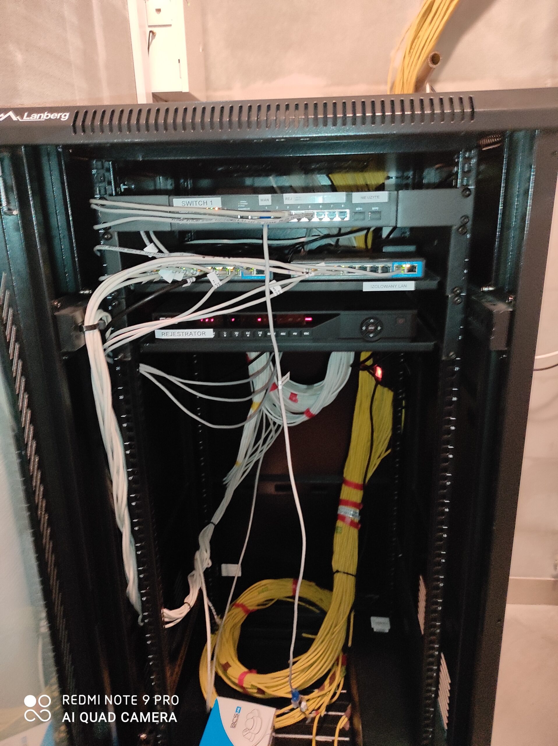 szafa rack z urządzeniami sieciowymi i okablowaniem – infrastruktura monitoringu IP