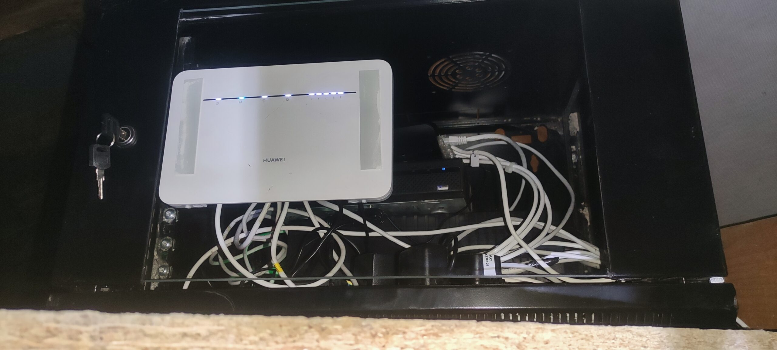 urządzenie sieciowe w szafce z nieuporządkowanym okablowaniem - infrastruktura monitoringu IP