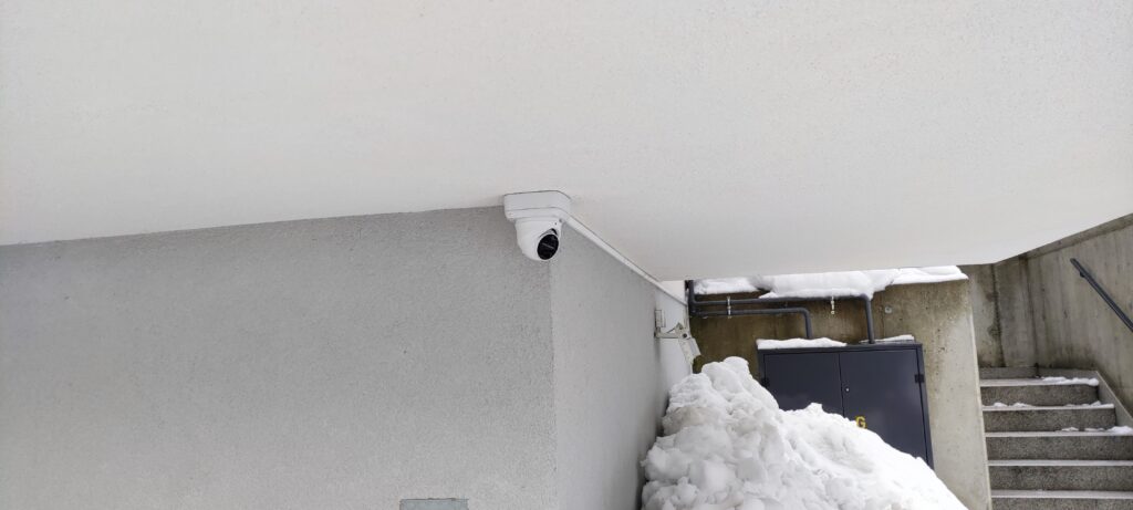 kamera monitoringu zamontowana przy suficie nad wejściem – monitoring Bielsko-Biała