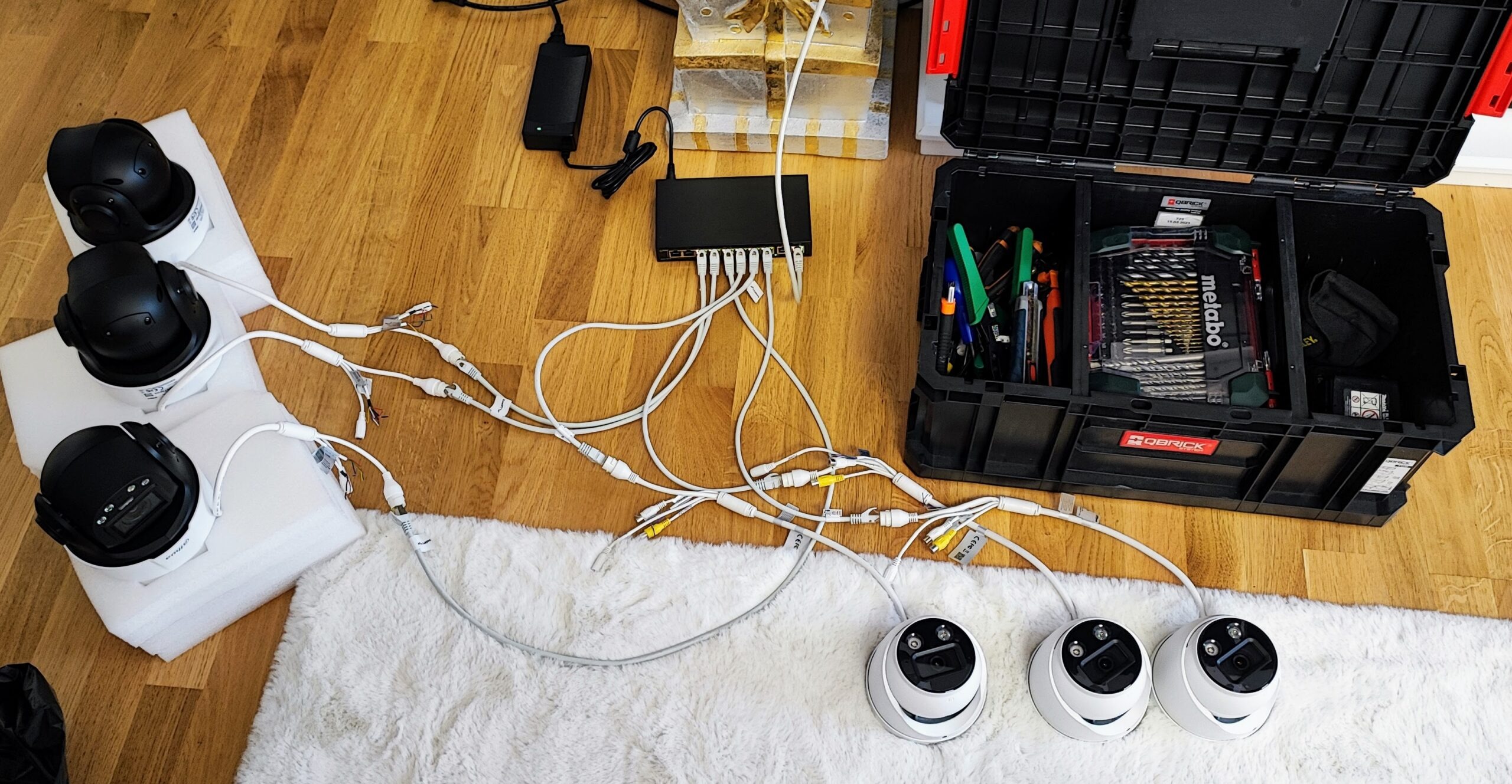 kamery i narzędzia instalacyjne rozłożone na podłodze - realizacja AlarmyBielsko.pl
