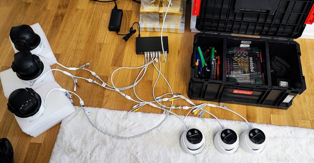 kamery i narzędzia instalacyjne rozłożone na podłodze - realizacja AlarmyBielsko.pl