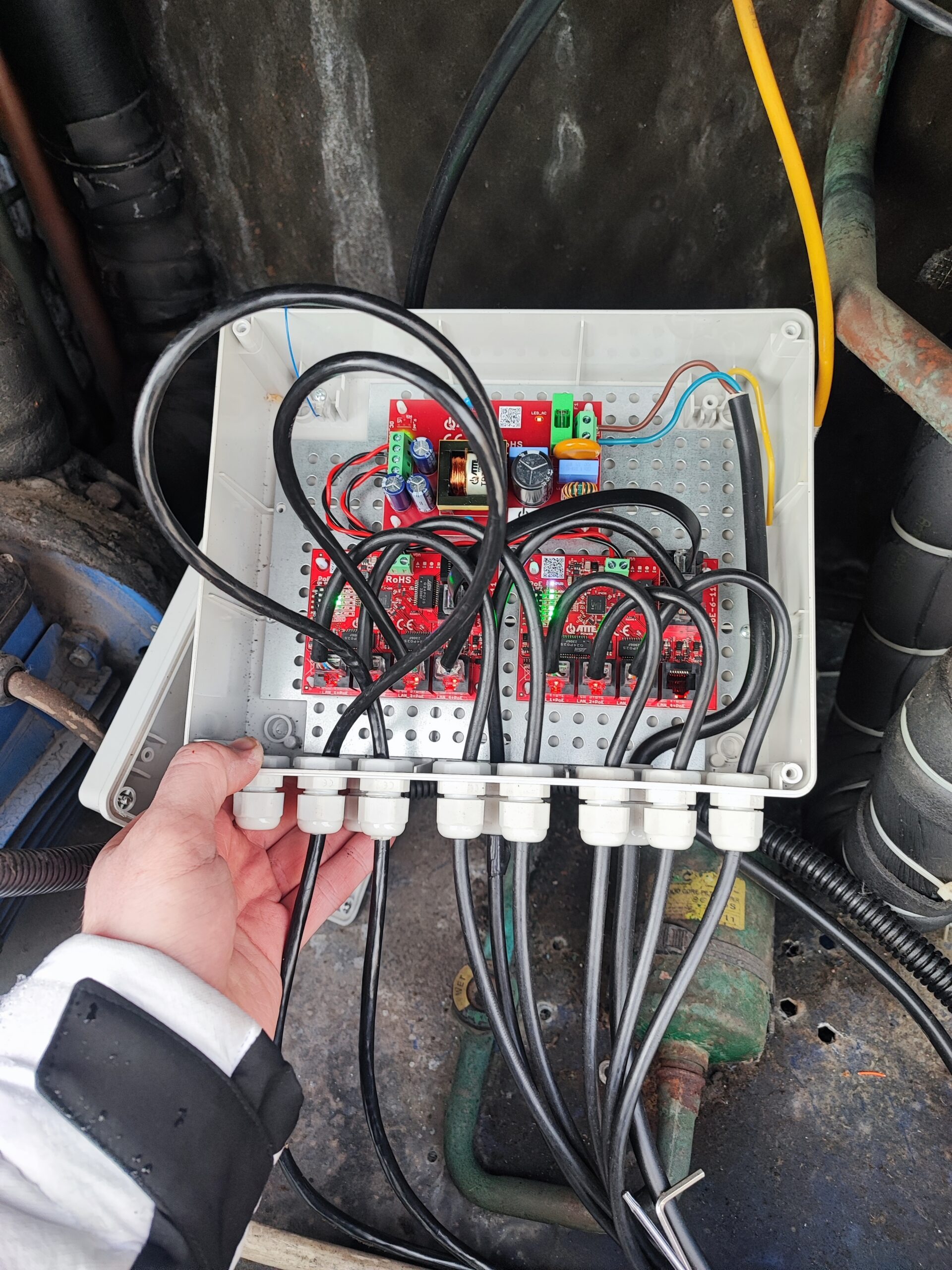 otwarta puszka instalacyjna z modułami i wieloma przewodami – przykład instalacji bez dokumentacji