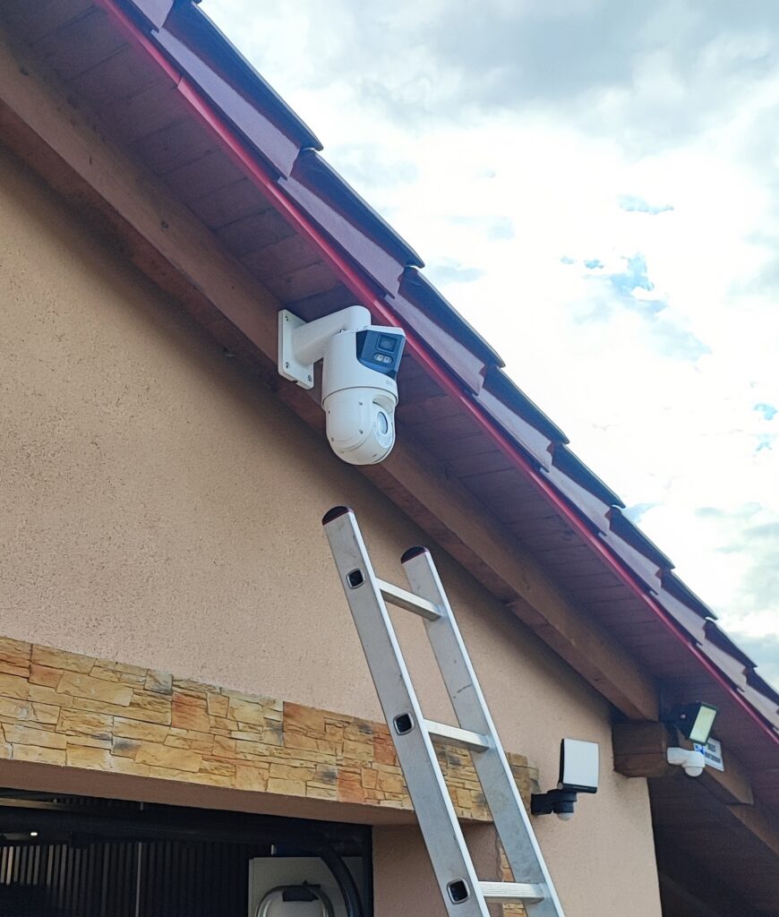 montaż kamer na elewacji domu przy drabinie – monitoring Bielsko-Biała