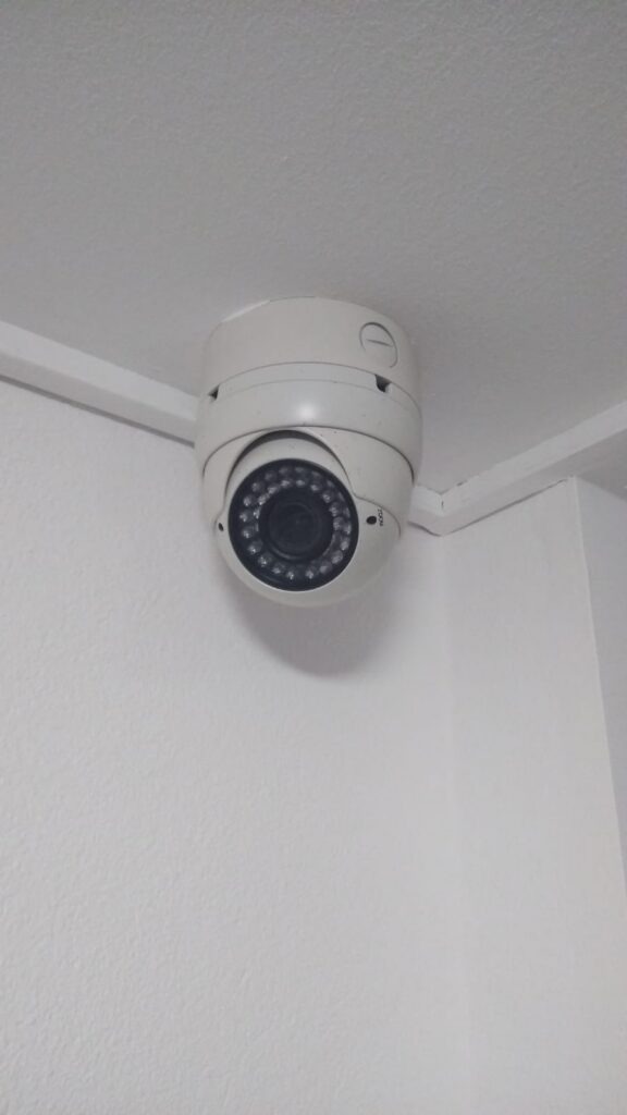 Kamera kopułkowa zamontowana w narożniku sufitu – przykład rozmieszczenia kamer w systemie