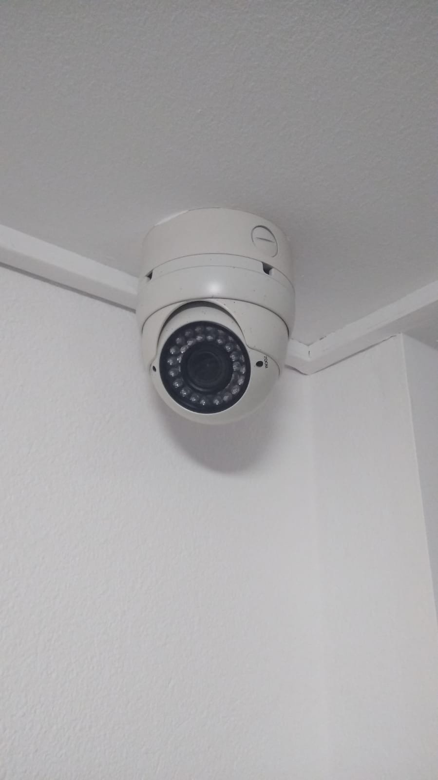 kamera kopułkowa zamontowana w narożniku sufitu – monitoring Bielsko-Biała