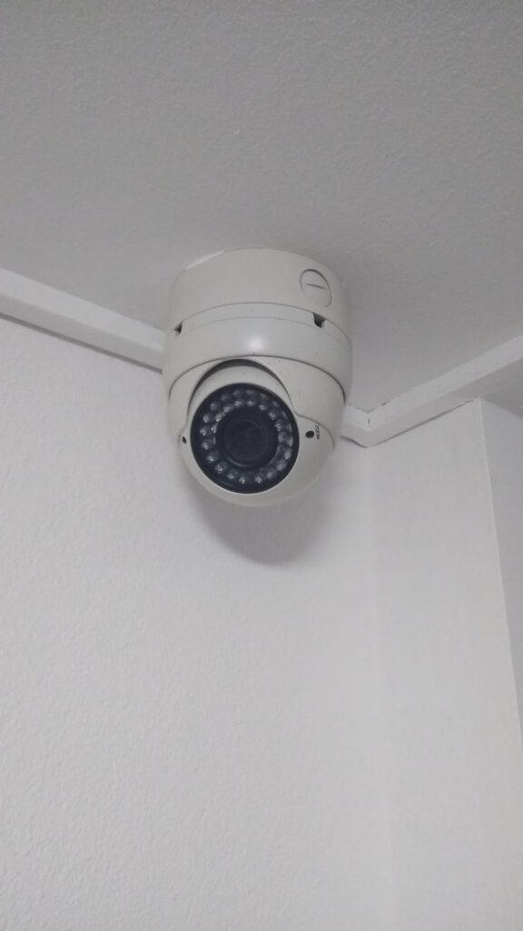 kamera kopułkowa zamontowana w narożniku sufitu – monitoring Bielsko-Biała