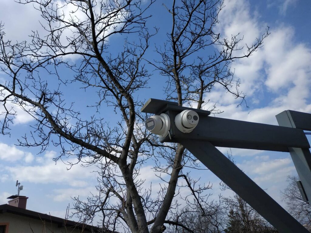 kamera monitoringu zamontowana na metalowej konstrukcji – monitoring Bielsko-Biała